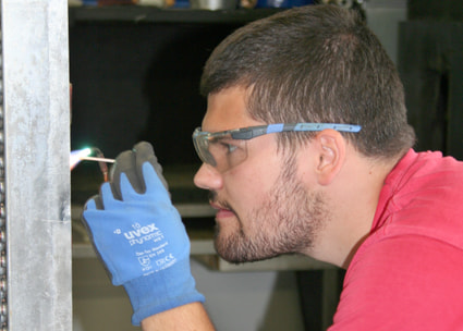 Heizungsmonteur mit Schutzbrille bei der Arbeit Heizungsmonteur mit Schutzbrille bei der Arbeit